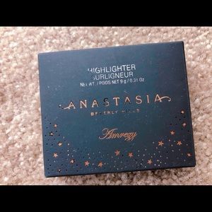 Anastasia Beverly Hills x Amrezy highlighter